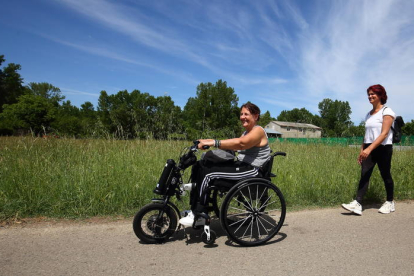 La peregrina Sabrina Tosolino, realiza el Camino de Santiago en silla de ruedas junto a su acompanante Alcidia Ana Molinari, a su paso por Ponferrada. L. DE LA MATA