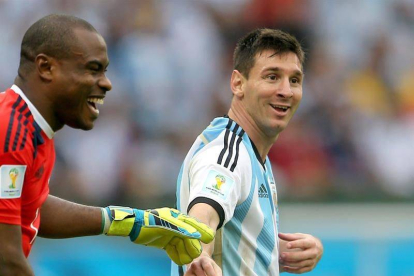 Enyeama bromea con Messi.