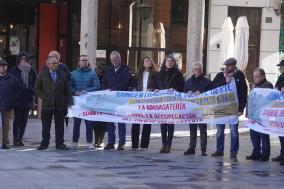 Concentración en la Plaza Mayor de Astorga por la reapertura del tren 'Ruta de la Plata', convocada por la plataforma del Corredor Oeste. J. NOTARIO