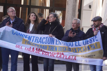 Concentración en la Plaza Mayor de Astorga por la reapertura del tren 'Ruta de la Plata', convocada por la plataforma del Corredor Oeste. J. NOTARIO