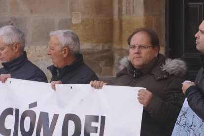 Concentración en la Plaza Mayor de Astorga por la reapertura del tren 'Ruta de la Plata', convocada por la plataforma del Corredor Oeste. J. NOTARIO