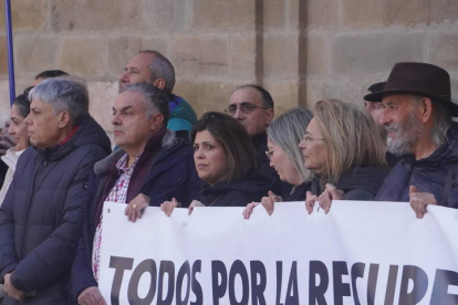 Concentración en la Plaza Mayor de Astorga por la reapertura del tren 'Ruta de la Plata', convocada por la plataforma del Corredor Oeste. J. NOTARIO