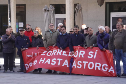 Concentración en la Plaza Mayor de Astorga por la reapertura del tren 'Ruta de la Plata', convocada por la plataforma del Corredor Oeste. J. NOTARIO