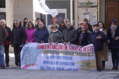 Concentración en la Plaza Mayor de Astorga por la reapertura del tren 'Ruta de la Plata', convocada por la plataforma del Corredor Oeste. J. NOTARIO