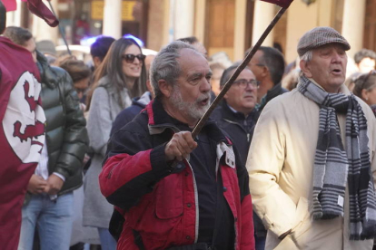 Concentración en la Plaza Mayor de Astorga por la reapertura del tren 'Ruta de la Plata', convocada por la plataforma del Corredor Oeste. J. NOTARIO