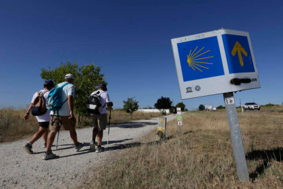 Peregrinos haciendo el Camino de Santiago, en León. FERNANDO OTERO