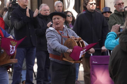 Concentración en la Plaza Mayor de Astorga por la reapertura del tren 'Ruta de la Plata', convocada por la plataforma del Corredor Oeste. J. NOTARIO