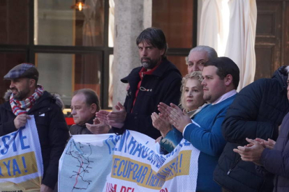 Concentración en la Plaza Mayor de Astorga por la reapertura del tren 'Ruta de la Plata', convocada por la plataforma del Corredor Oeste. J. NOTARIO