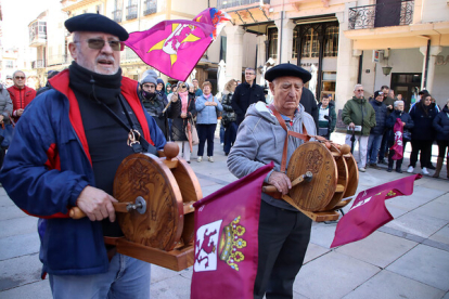 Concentración en la Plaza Mayor de Astorga por la reapertura del tren 'Ruta de la Plata', convocada por la plataforma del Corredor Oeste. ICAL