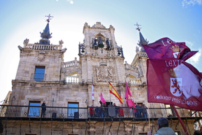 Concentración en la Plaza Mayor de Astorga por la reapertura del tren 'Ruta de la Plata', convocada por la plataforma del Corredor Oeste. ICAL