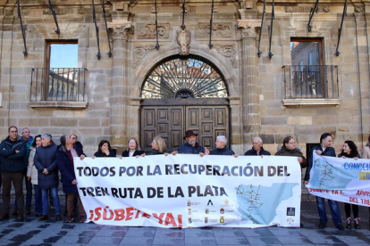 Concentración en la Plaza Mayor de Astorga por la reapertura del tren 'Ruta de la Plata', convocada por la plataforma del Corredor Oeste. ICAL