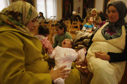 Marroquíes de todo el noroeste llegan a León a inscribir a recién nacidos, otorgar poderes o renovar sus pasaportes .