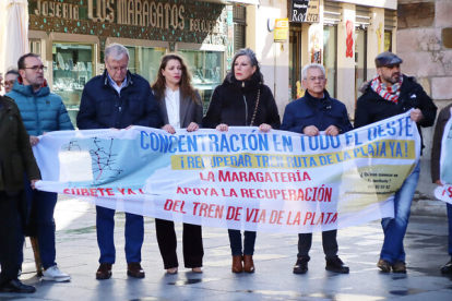 Concentración en la Plaza Mayor de Astorga por la reapertura del tren 'Ruta de la Plata', convocada por la plataforma del Corredor Oeste. ICAL