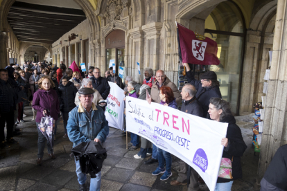 Representantes de todos los partidos e instituciones se unen a la manifestación de la Plataforma Salamanca por el Ferrocarril. ICAL