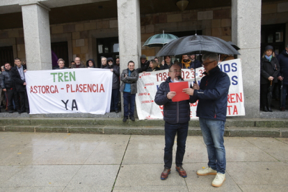 Concentracion por la reapertura del tren 'Ruta de la Plata', convocadas por la plataforma del Corredor Oeste. ICAL