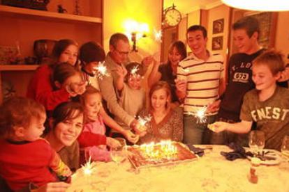 María Jesús, en el centro de la imagen, rodeada de familiares y amigos en su 52 cumpleaños.
