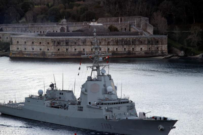 La fragata Blas de Lezo zarpa del Arsenal Militar de Ferrol para dirigirse al mar Negro. KIKO DELGADO