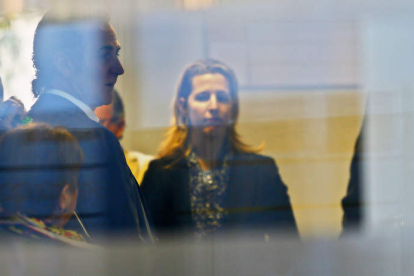 Miguel Ángel Álvarez, a la espera de su turno de declaraciones, en una foto tomada desde el exterior de los juzgados