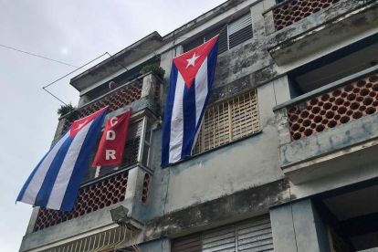 Banderas cubanas colgadas en la casa del líder de la protesta. EFE