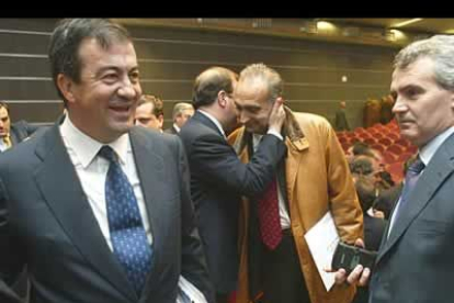 Siempre se ha mostrado especialmente crítico con la gestión del PP en Castilla y Léón. En la foto, comparte confidencias con el presidente autonómico, Juan Vicente Herrera.