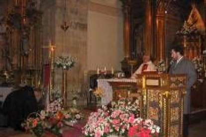 Un momento de la ofrenda floral de la que ayer fue objeto la Virgen del Castro