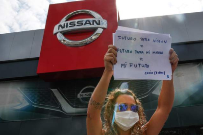 Imagen de una de las trabajadoras de Nissan durante las manifestaciones de ayer. ALEJANDRO GARCÍA