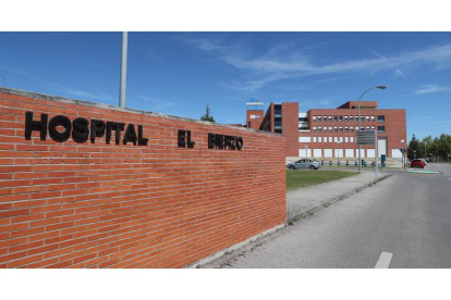 Uno de los accesos al Hospital El Bierzo, en una fotografía de archivo. L. DE LA MATA