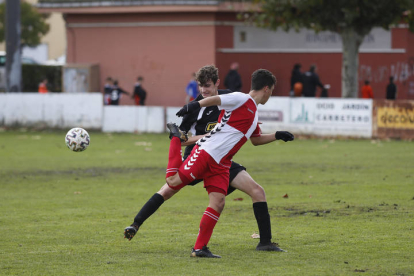 Un partido de fútbol de la liga nacional juvenil, Puente Castro FC - CD Peña. FERNANDO OTERO