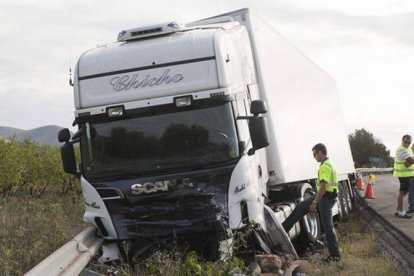 Agentes de la Guardia Civil investigan en el lugar del accidente ocurrido la madrugada del 14 de agosto de 2014 en el término municipal de Alcalá de Xivert (Castellón), al chocar un turismo contra un camión, en el que han muerto los cinco ocupantes del co