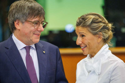 Puigdemont y la vicepresidenta Díaz se reunieron en el Parlamento Europeo. OLIVIER MATTHYS