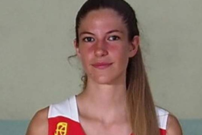Carolina Saavedra Fernández con la camiseta de la U-14. DL