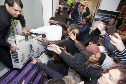 Momentos de tensión vividos en una tienda de electrodomésticos de Londres durante el Black Firday.