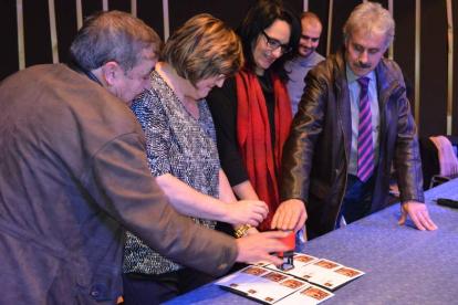 La subdelegada, el alcalde y representantes de Correos inauguraron ayer el sello y matasellos. MEDINA