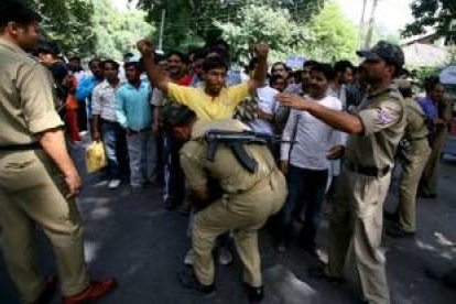 La policía india registra a un hombre durante una operación de seguridad en Cachemira