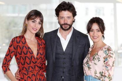 Los actores Irene Arcos, Álvaro Morte y Verónica Sanchez, en la presentación en Cannes de la serie de Movistar+ El embarcadero.