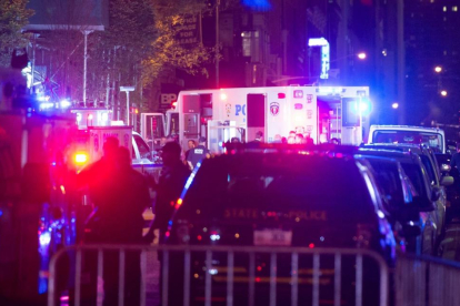 Policías y equipos de emergencia, en el lugar de la explosión, en la calle 23 con la Sexta Avenida, en el barrio de Chelsea (Nueva York).