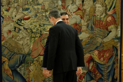 El presidente del gobierno Pedro Sánchez (d), y el rey Felipe VI, tras prometer su cargo esta mañana en el Palacio de la Zarzuela en Madrid.- EFE/Juan Carlos Hidalgo