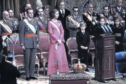 La proclamación de Juan Carlos en las Cortes, junto a su esposa e hijos.