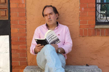 El escritor y periodista de origen leonés Tomás García Yebra, a la puerta de su librería en Las Navas del Marqués