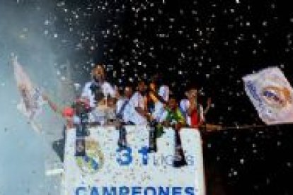 Decenas de miles de personas celebraron en la madrileña Plaza de la Cibeles, hasta altas horas de la madrugada, el trigésimo primer título de Liga conseguido por el Real Madrid este domingo.