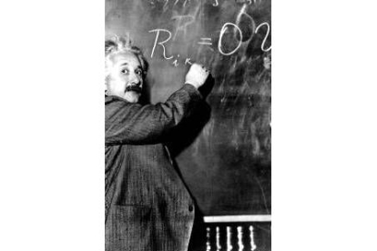 El físico Albert Einstein escribe una ecuación con el signo igual, inventado por Recorde en 1557