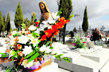 Imagen de una lápida en el cementerio de León. ARCHIVO