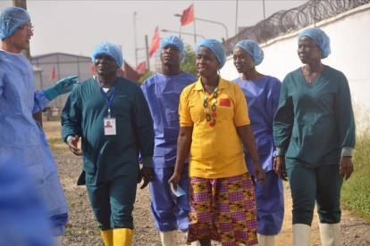 Beatrice Yardolo, la última paciente ingresada por ébola en Liberia, abandona el hospital.