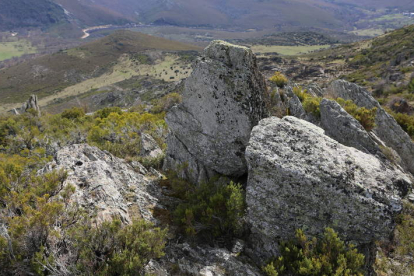 Primer altar rupestre excavado en la montaña. JAVIER FERNÁNDEZ LOZANO