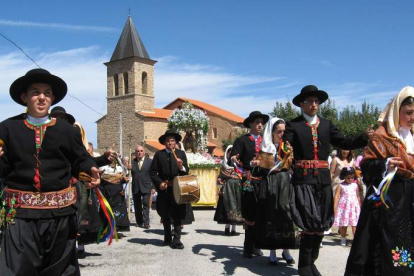 Celebración de la fiesta de la Virgen de la Carballeda en Val de San Lorenzo. CAMPOS