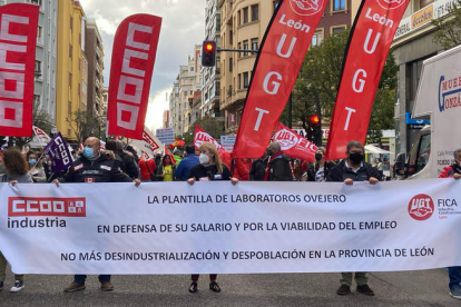 Alrededor de 500 personas participaron ayer en la manifestación a favor de los trabajadores de Laboratorios Ovejero. RAMIRO