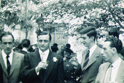 Luis Martín Santos (con una flor en el ojal) el día de su boda en 1953. A su derecha, Juan Benet