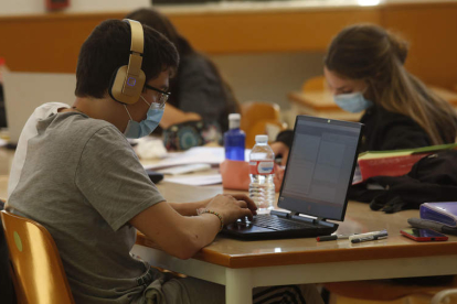 Un alumno de la Universidad de León trabaja con su ordenador en una de las salas de estudio de su centro. FERNANDO OTERO