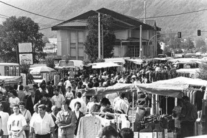 La feria del ajo de 1999 llenó las calles de Veguellina de Órbigo. NORBERTO