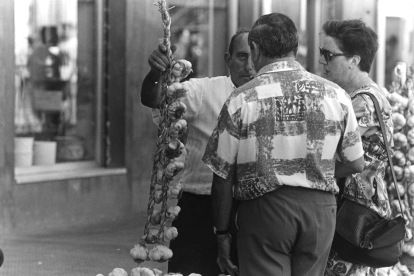 Un vendedor muesta a dos clientes su producto en la feria del ajo de Veguellina de 1999. NORBERTO